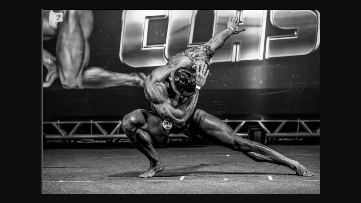 João Horse - Campeão Overall no palco, demonstrando excelência no bodybuilding
